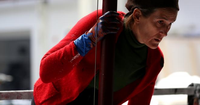 Fabienne Verdier dans son atelier au moment de la création des vitraux pour le musée Camille Claudel